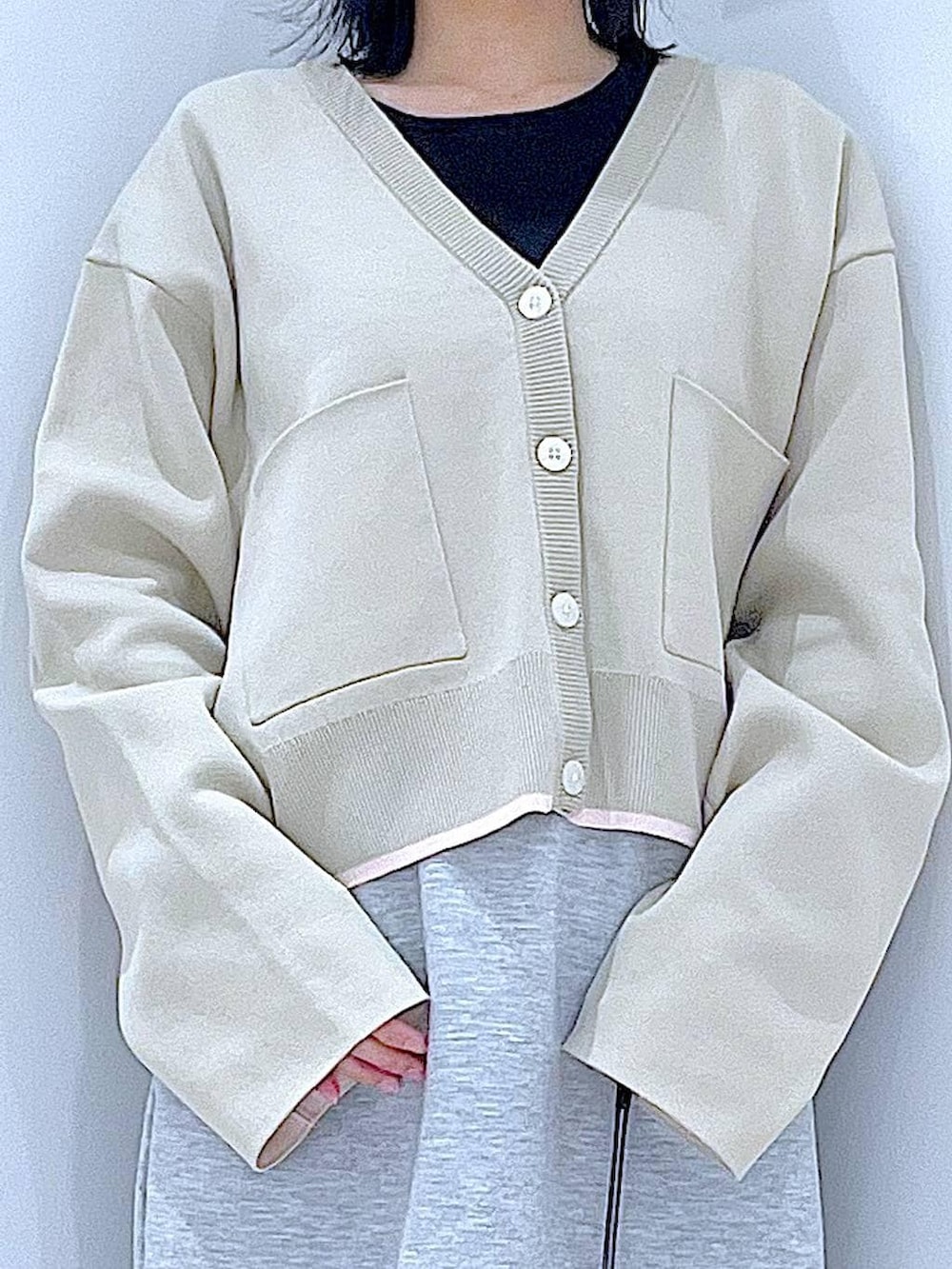 ブラック系のTシャツ/カットソー、ベージュ系のトートバッグ、グレー系のスカートを着用したレディースの冬コーディネートの7枚目の写真