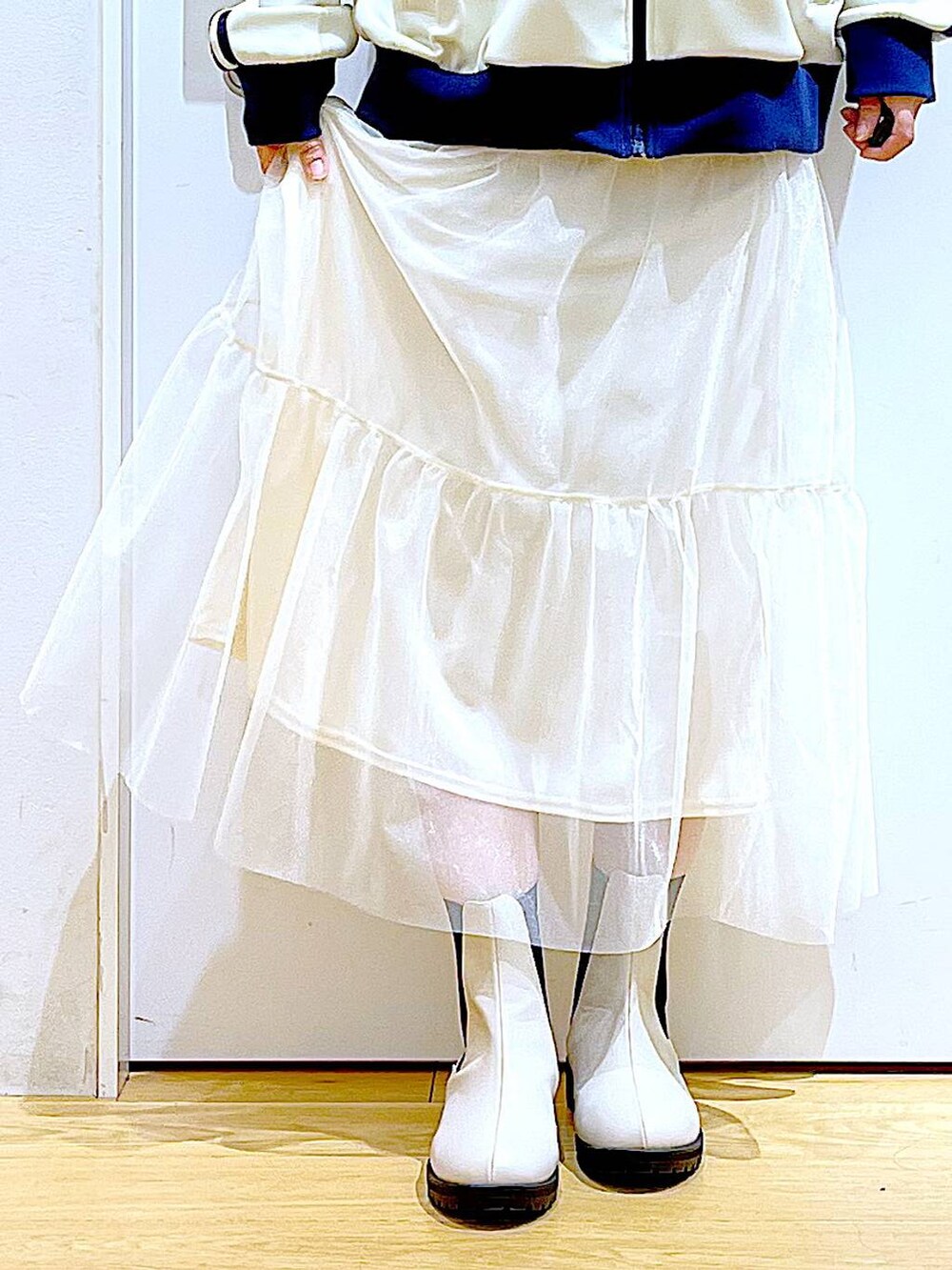 ベージュ系のブーツ、ブルー系のショルダーバッグ、ベージュ系のスウェットを着用したレディースの春コーディネートの8枚目の写真