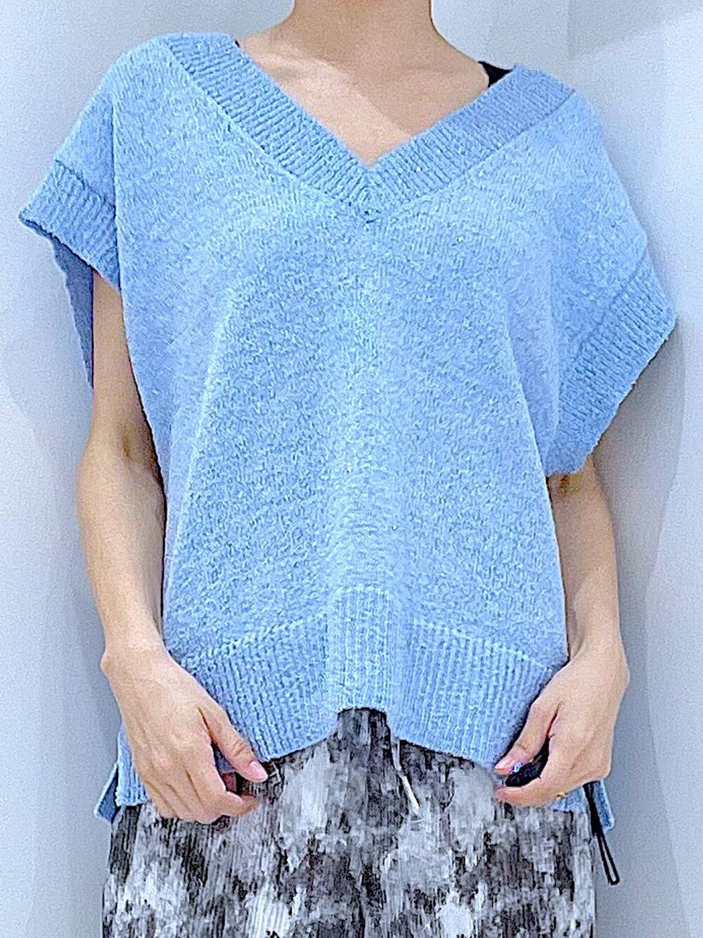 ブラック系のサンダル、ブラック系のショルダーバッグ、グレー系のその他パンツを着用したレディースの夏コーディネートの7枚目の写真