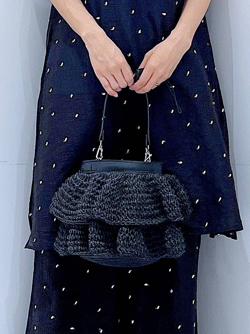 ブラック系のショルダーバッグ、ホワイト系のサンダル、ブラック系のその他パンツを着用したレディースの夏コーディネートの9枚目の写真