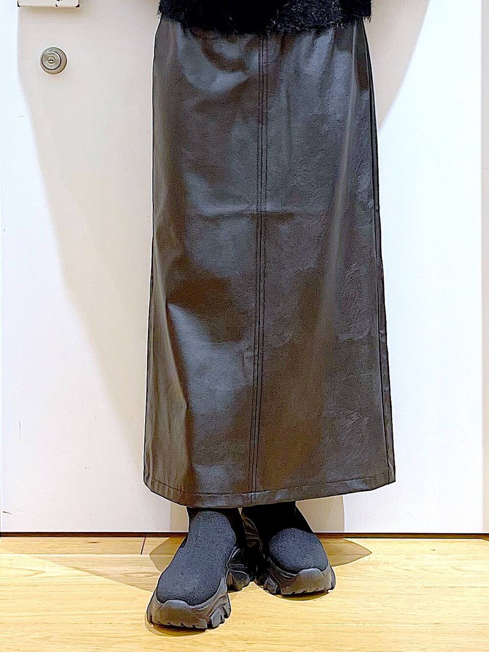 ブラック系のブーツ、シルバー系のショルダーバッグ、ブルー系のナイロンジャケットを着用したレディースの冬コーディネートの8枚目の写真