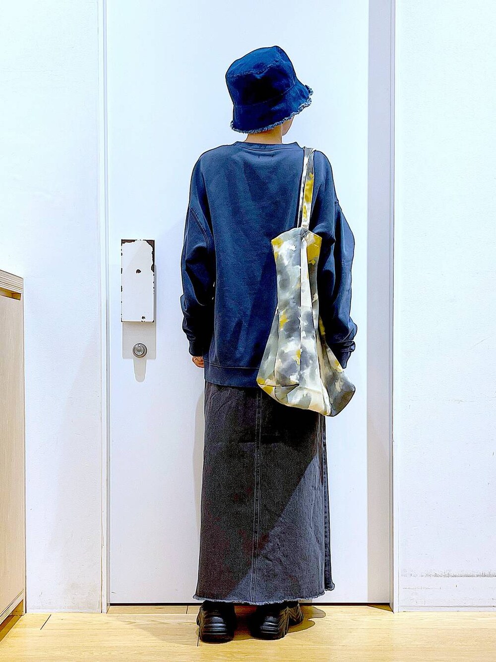 「リラックス、若見え、ゆったり、休日コーデ、骨格ウェーブ、LAKOLE、ユニセックス、オーバーサイズ、カジュアルコーデ、スウェット、バケットハット、スカート、ブーツ、トートバッグ、春コーデ」｜「LAKOLEのニットスニーカーソールブーツ / 140064（ブーツ、ブラック系）」を使った、あおき@LAKOLE海老名さん（レディース・156cm）の冬コーディネートの5枚目の写真