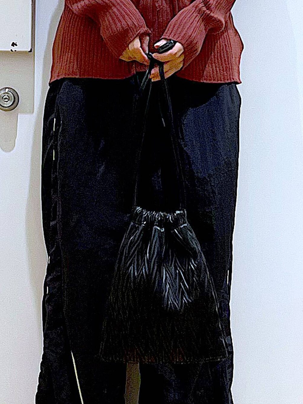 ブラック系のショルダーバッグ、ブラック系のブーツ、ブラウン系のカーディガン/ボレロを着用したレディースの秋コーディネートの9枚目の写真