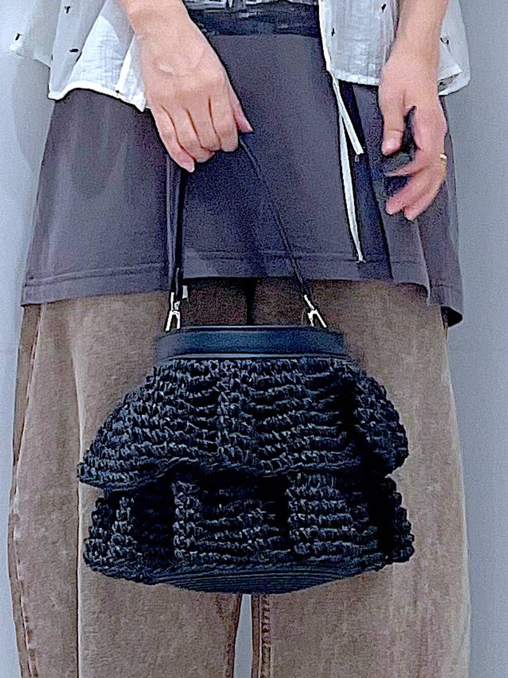 ブラウン系のデニムパンツ、ブラック系のショルダーバッグ、ブラック系のサンダルを着用したレディースの夏コーディネートの9枚目の写真