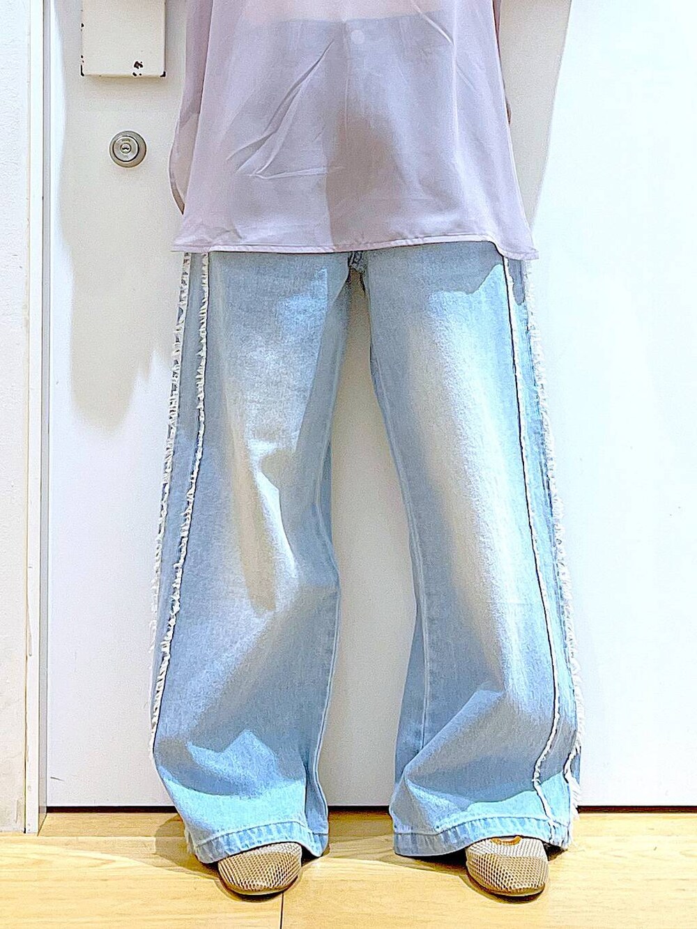 ベージュ系のパンプス、ブルー系のデニムパンツ、グレー系のシャツ/ブラウスを着用したレディースの夏コーディネートの8枚目の写真