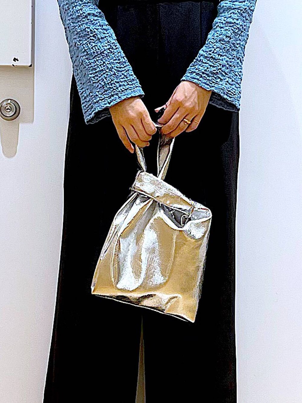 シルバー系のショルダーバッグ、ブラック系のパンプス、ブラック系のサロペット/オーバーオールを着用したレディースの春コーディネートの9枚目の写真