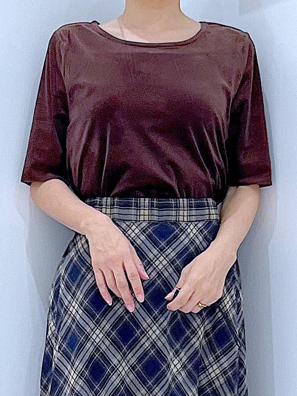 ブラウン系のTシャツ/カットソー、ブラック系のショルダーバッグ、ブラック系のその他シューズを着用したレディースの秋コーディネートの7枚目の写真