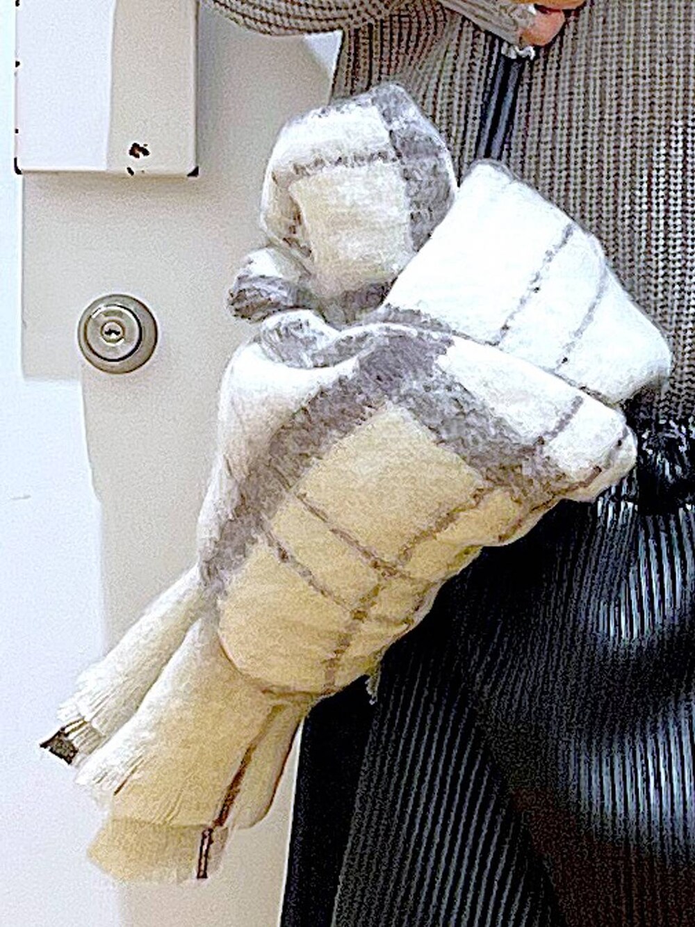 ブラック系のブーツ、ブラック系のトートバッグ、ブラック系のその他パンツを着用したレディースの冬コーディネートの9枚目の写真