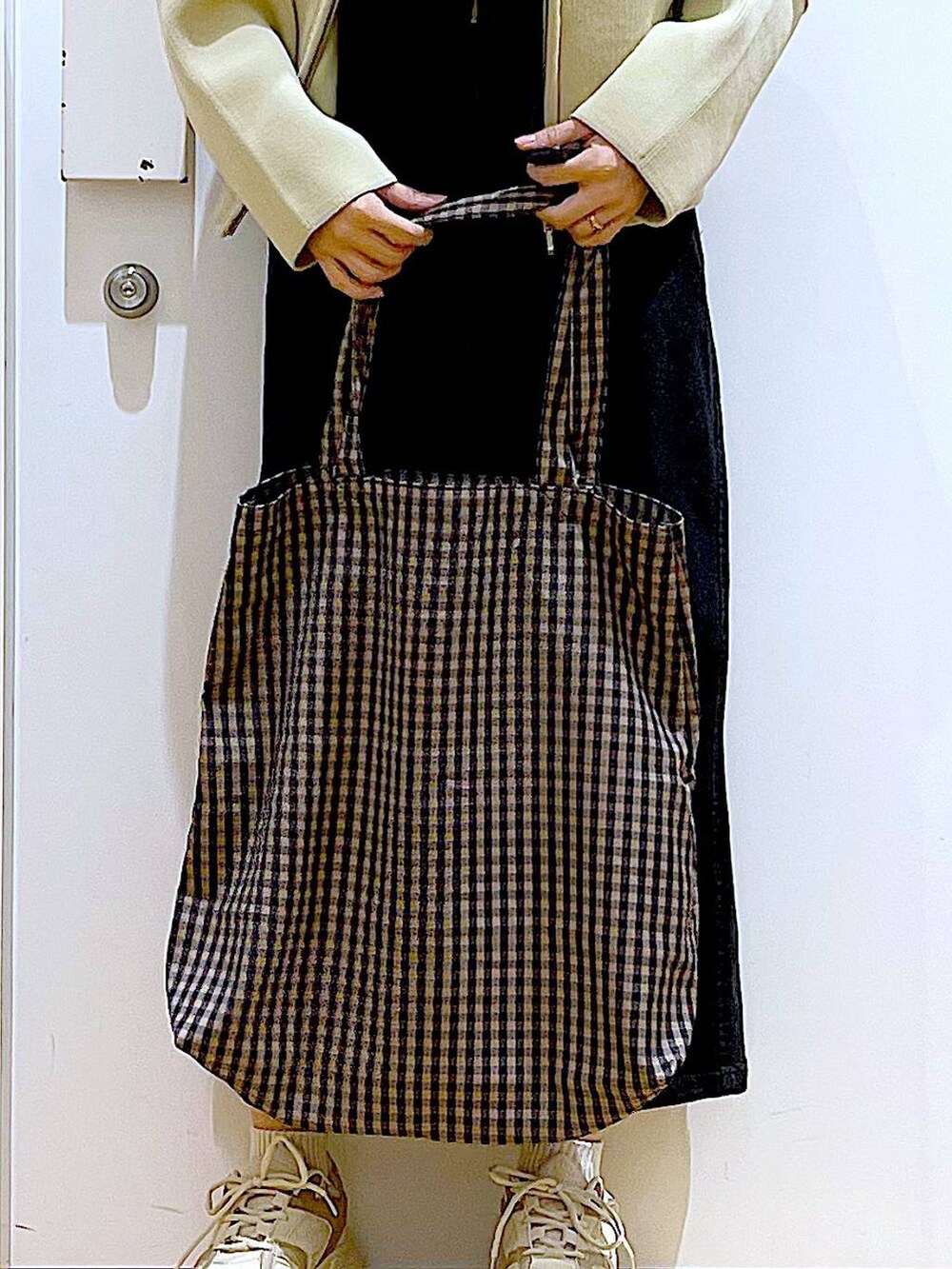 グレー系のジャンパースカート、ブラック系のTシャツ/カットソー、その他のトートバッグを着用したレディースの冬コーディネートの9枚目の写真