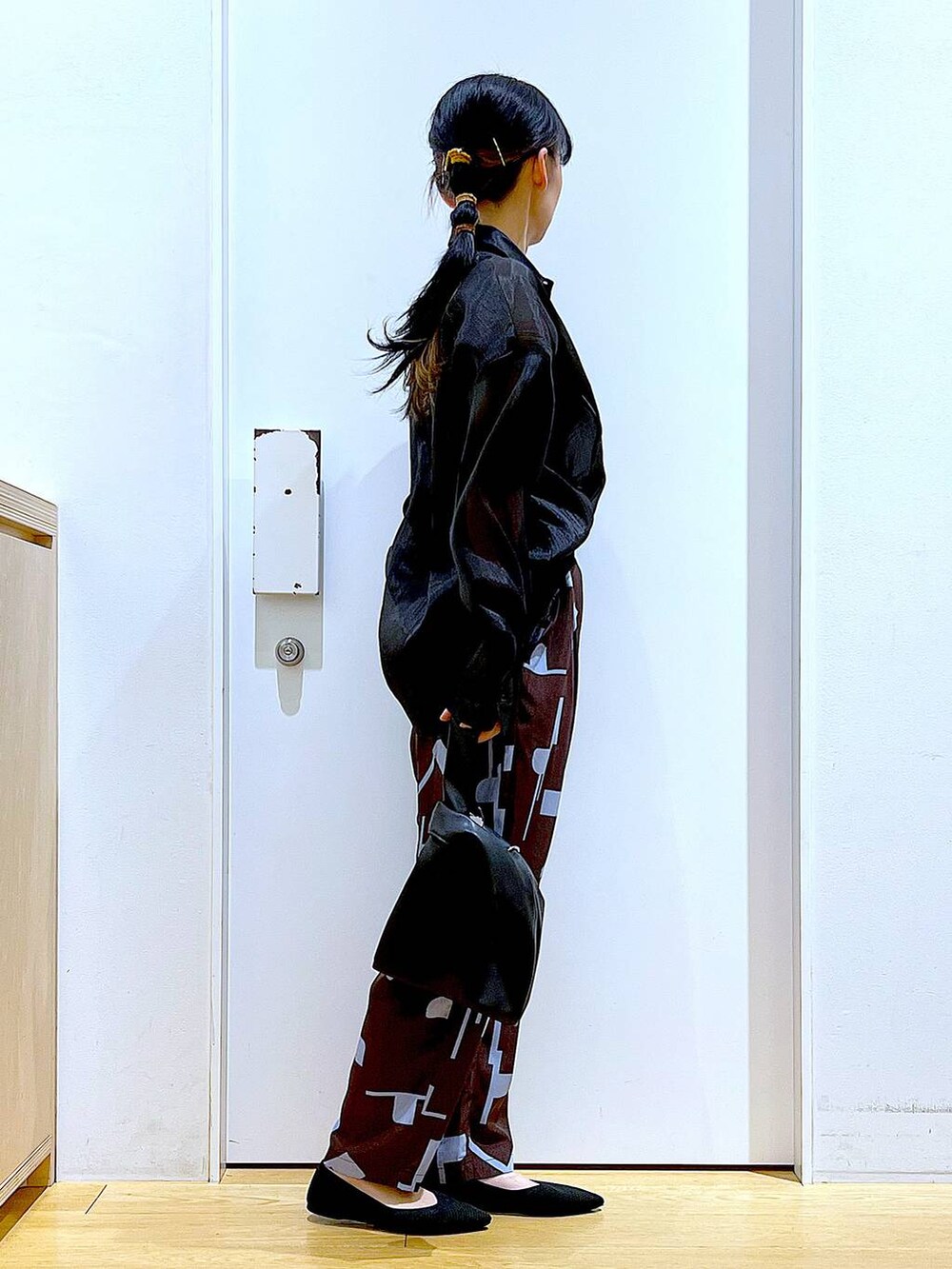 ブラック系のショルダーバッグ、ブラック系のパンプス、ブラウン系のその他パンツを着用したレディースの春コーディネートの4枚目の写真