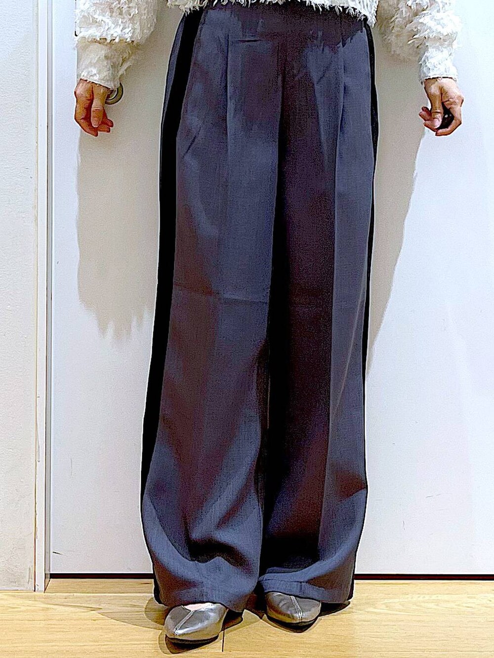 シルバー系のショルダーバッグ、グレー系のその他パンツ、その他のパンプスを着用したレディースの春コーディネートの8枚目の写真