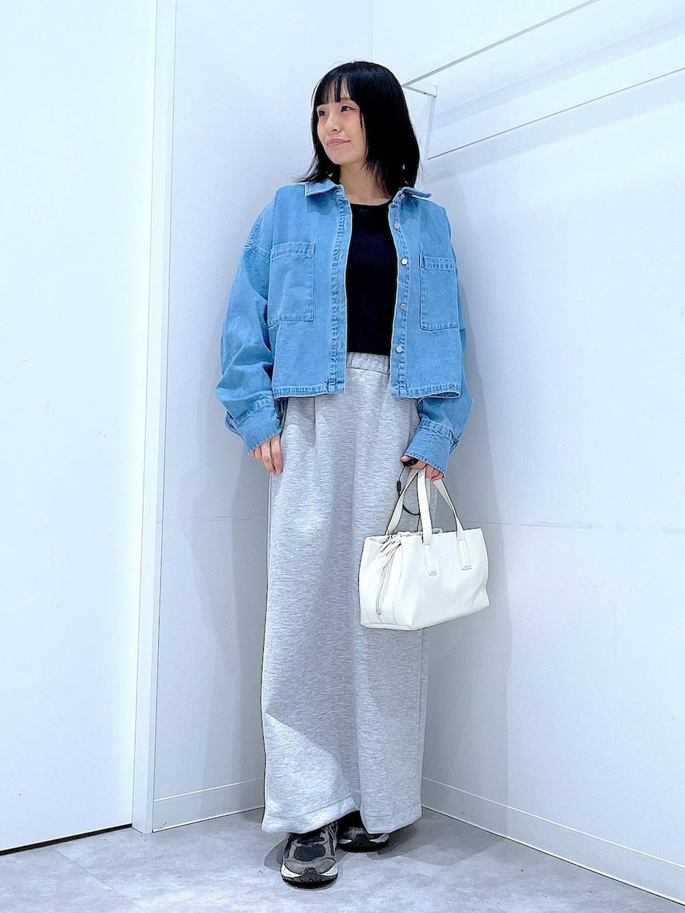 ブラック系のTシャツ/カットソー、ホワイト系のボストンバッグ、ブルー系のシャツ/ブラウスを着用したレディースの春コーディネートの2枚目の写真