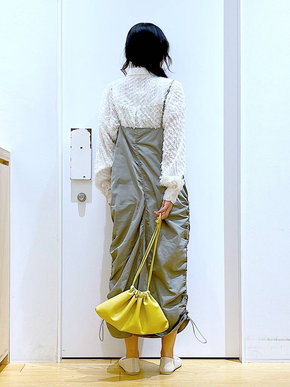 ホワイト系のシャツ/ブラウス、グリーン系のワンピース、イエロー系のショルダーバッグを着用したレディースの春コーディネートの5枚目の写真