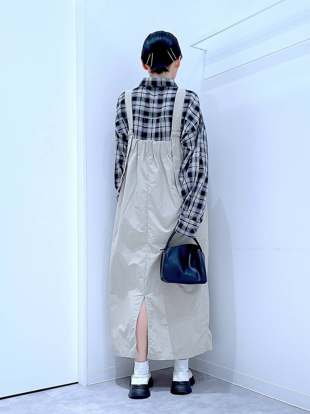 ホワイト系のローファー、ブラック系のショルダーバッグ、グレー系のワンピースを着用したレディースの秋コーディネートの5枚目の写真