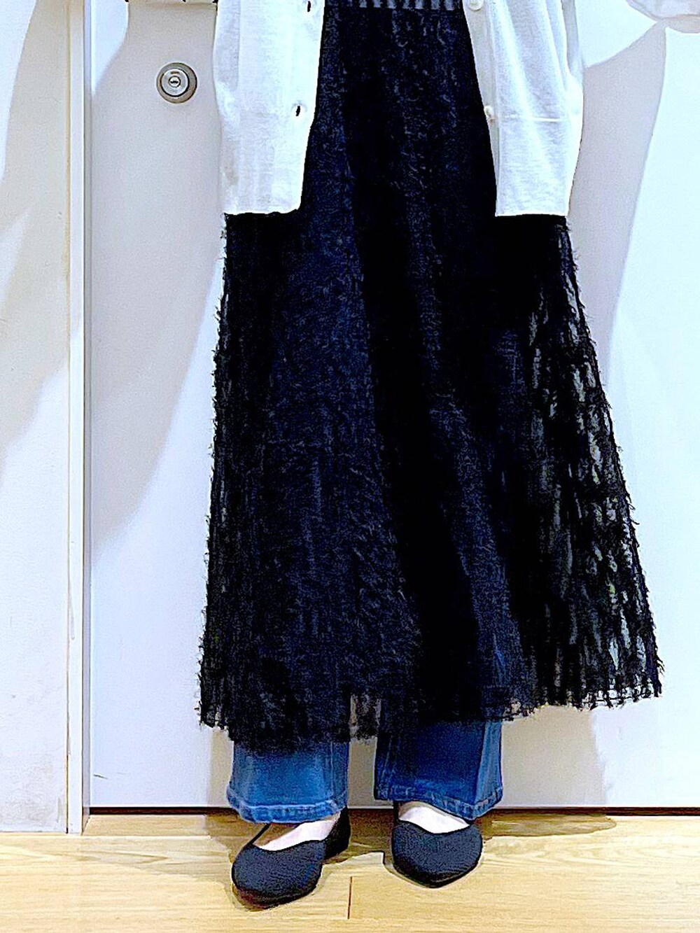 その他のショルダーバッグ、ブルー系のデニムパンツ、ブルー系のニット/セーターを着用したレディースの夏コーディネートの8枚目の写真