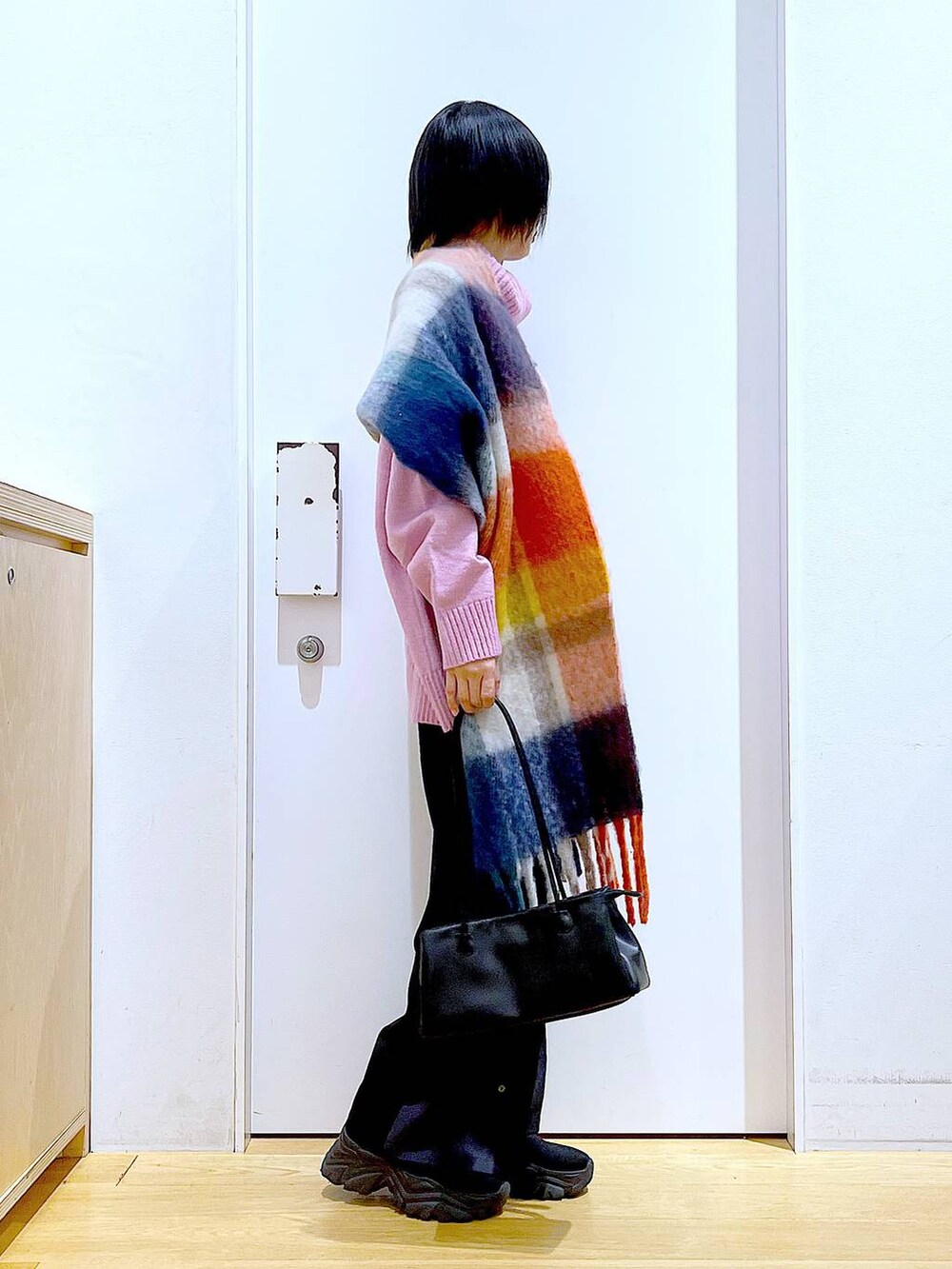 ブラック系のトートバッグ、ブラック系のブーツ、ブラック系のその他パンツを着用したレディースの冬コーディネートの4枚目の写真