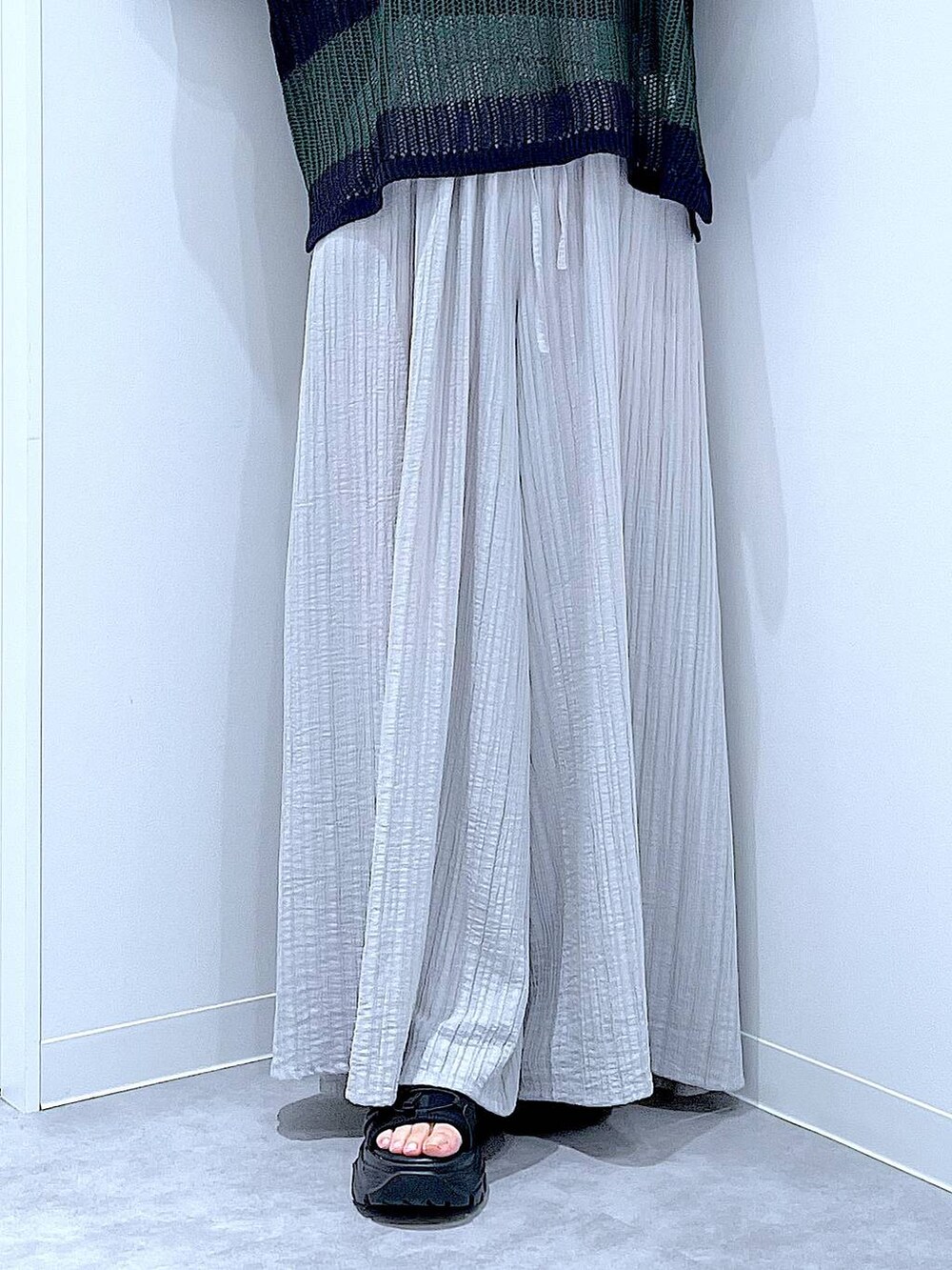 ブラック系のスニーカー、ブラック系のショルダーバッグ、グレー系のその他パンツを着用したレディースの夏コーディネートの8枚目の写真