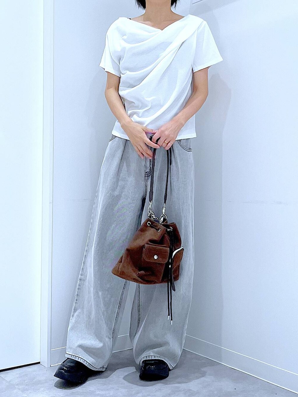 ブラック系のローファー、ブラウン系のショルダーバッグ、ホワイト系のTシャツ/カットソーを着用したレディースの秋コーディネートの6枚目の写真