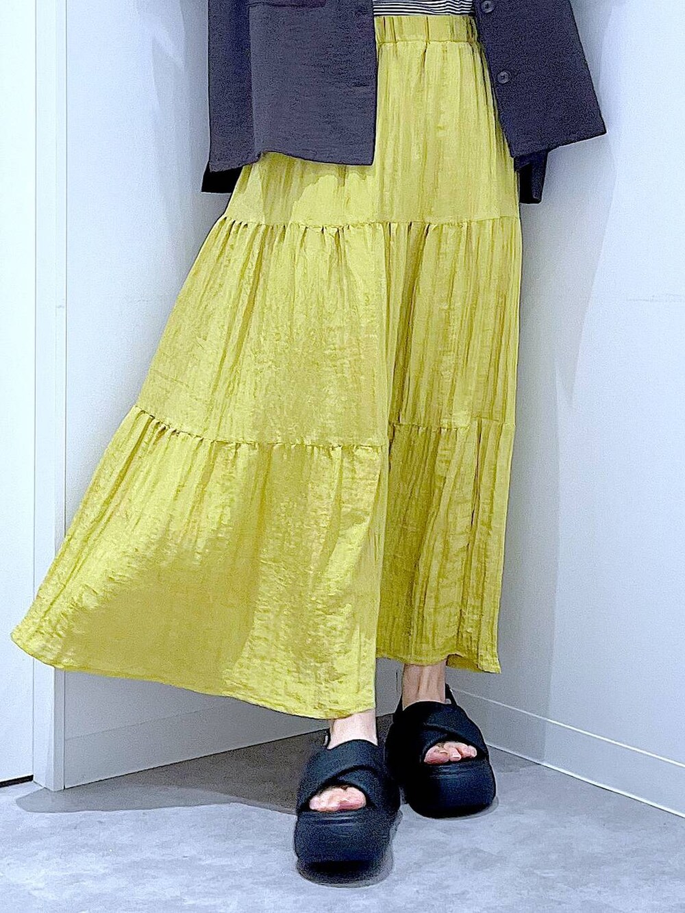 ブラック系のショルダーバッグ、その他のTシャツ/カットソー、ブラック系のサンダルを着用したレディースの夏コーディネートの8枚目の写真