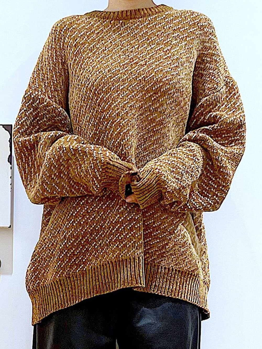 ブラック系のトートバッグ、ブラック系のブーツ、ブラック系のその他パンツを着用したレディースの冬コーディネートの7枚目の写真