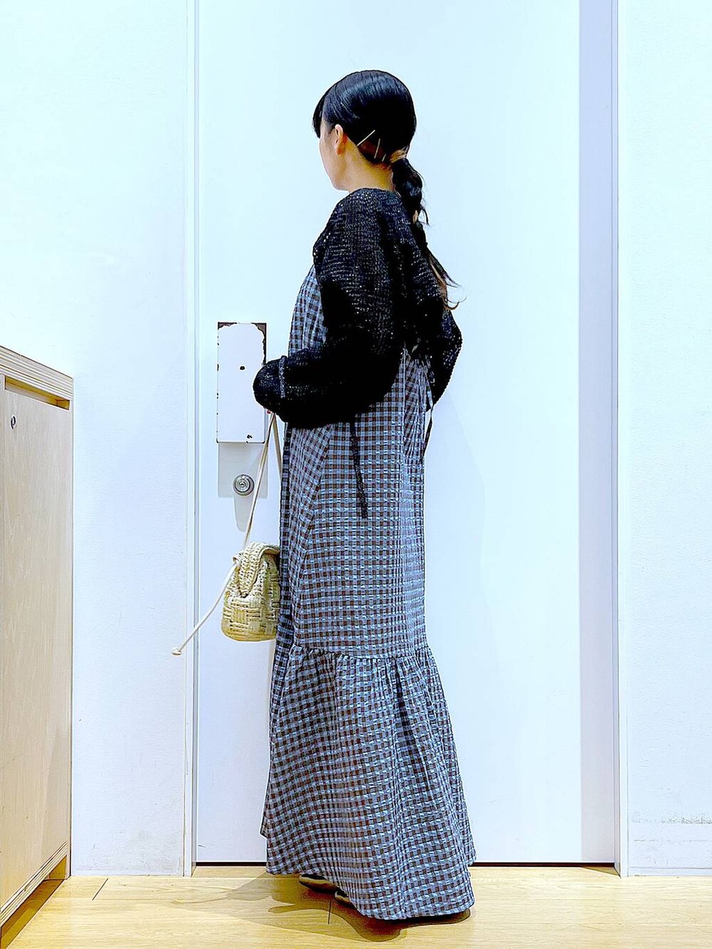 ブルー系のワンピース、ブラック系のカーディガン/ボレロ、その他のパンプスを着用したレディースの春コーディネートの3枚目の写真