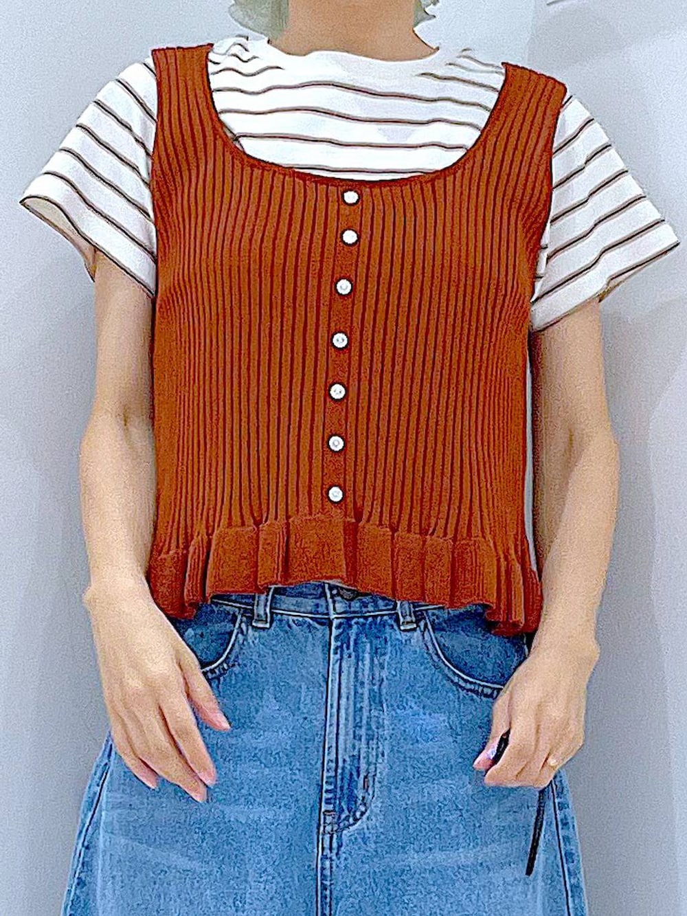 ブラウン系のその他トップス、ベージュ系のTシャツ/カットソー、ブルー系のデニムパンツを着用したレディースの夏コーディネートの7枚目の写真