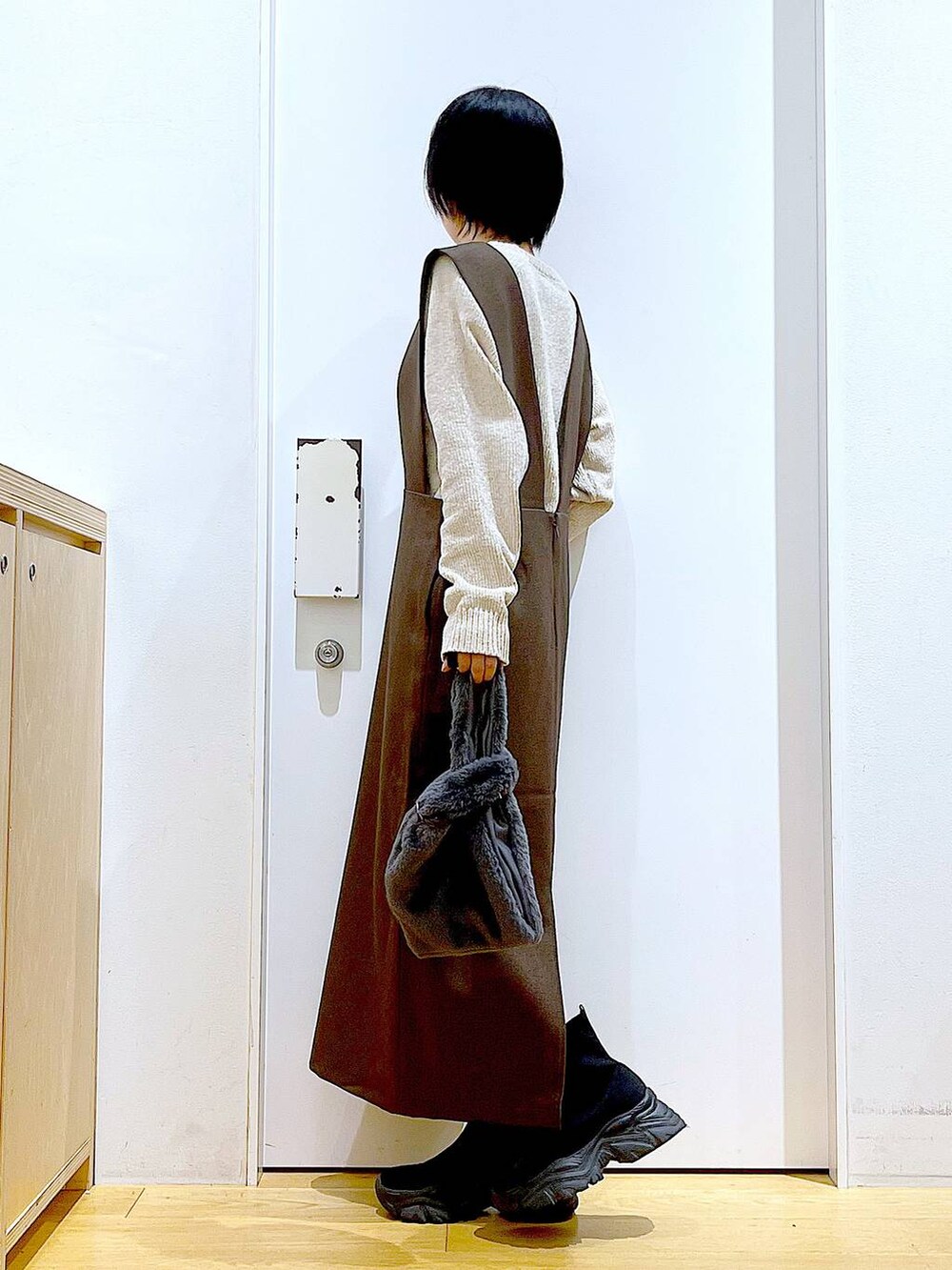 「リラックス、若見え、ゆったり、休日コーデ、骨格ウェーブ、LAKOLE、ニット、サロペット、スカート、シンプルコーデ、シンプル、きれいめカジュアル、おでかけ、体型カバー、ブーツ」｜「LAKOLEのファーチェーンショルダーバッグ / 132243（ショルダーバッグ、グレー系）」を使った、あおき@LAKOLE海老名さん（レディース・156cm）の冬コーディネートの3枚目の写真