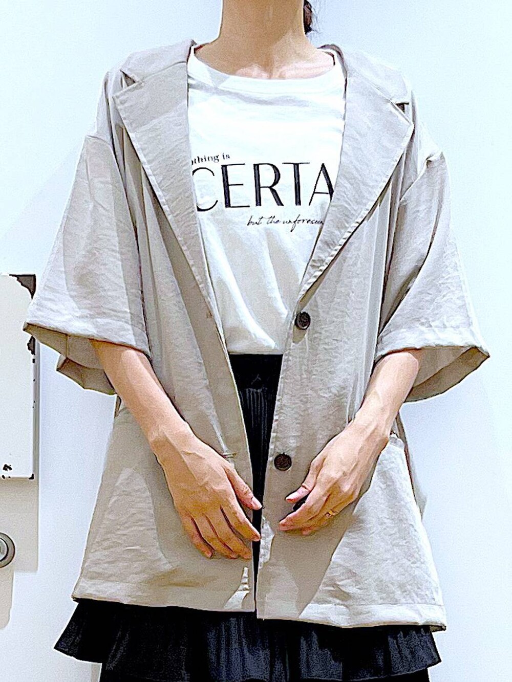 ブラック系のスカート、ブラック系のサンダル、ブラウン系のショルダーバッグを着用したレディースの夏コーディネートの7枚目の写真