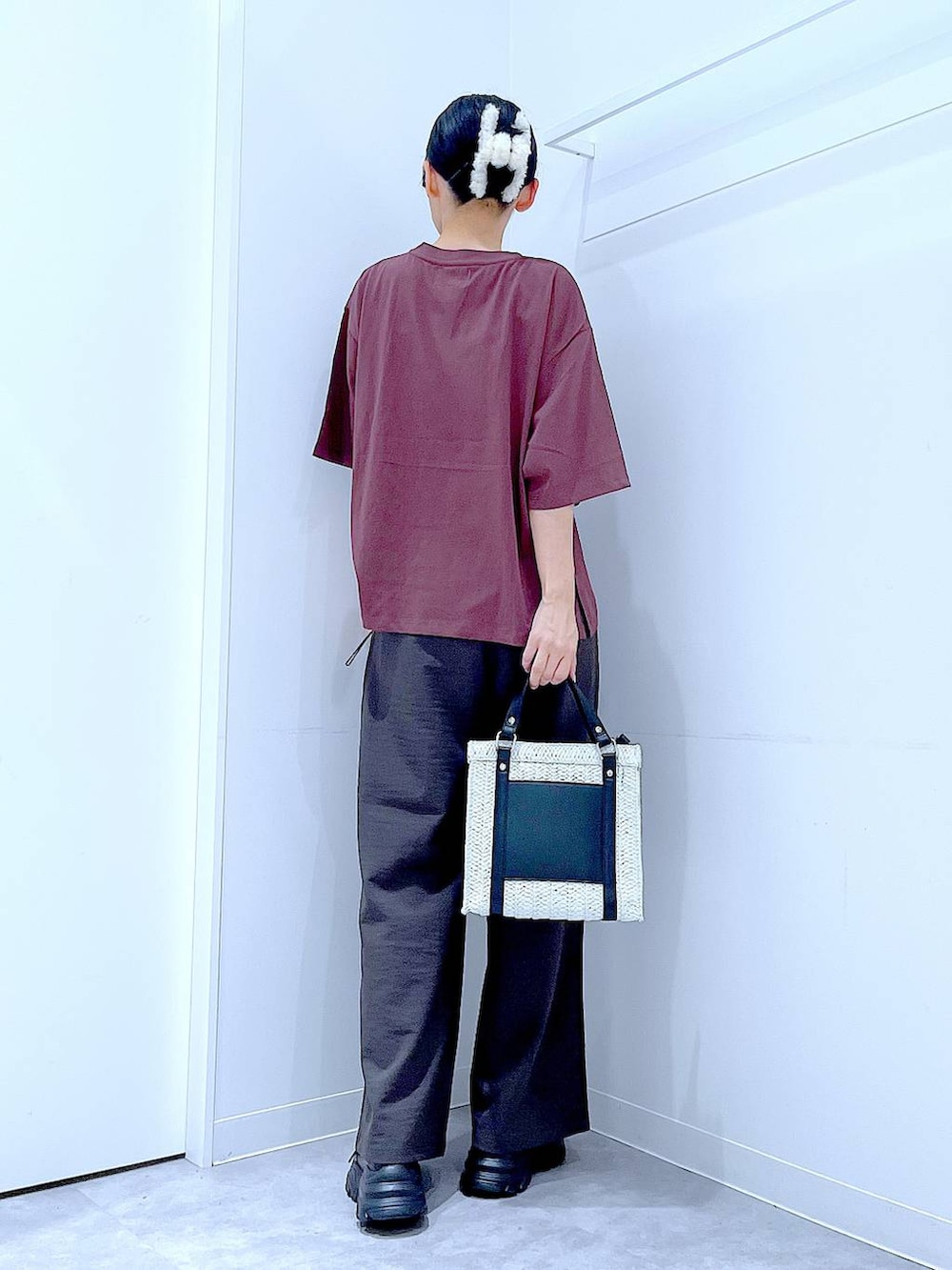グレー系のその他パンツ、ブラック系のスニーカー、ホワイト系のショルダーバッグを着用したレディースの春コーディネートの5枚目の写真