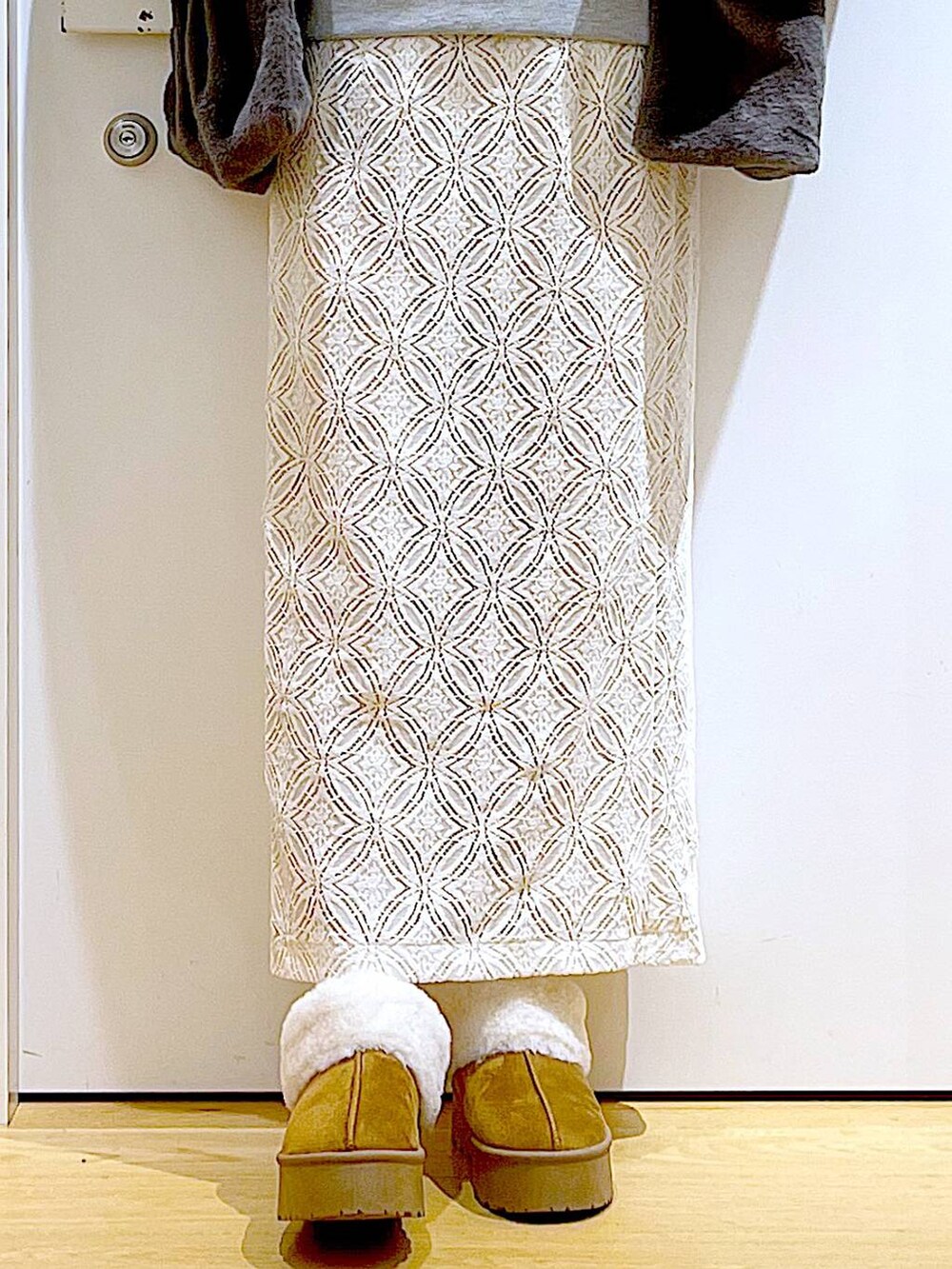 ベージュ系のスリッポン、ホワイト系のハンドバッグ、グレー系のスウェットを着用したレディースの秋コーディネートの8枚目の写真