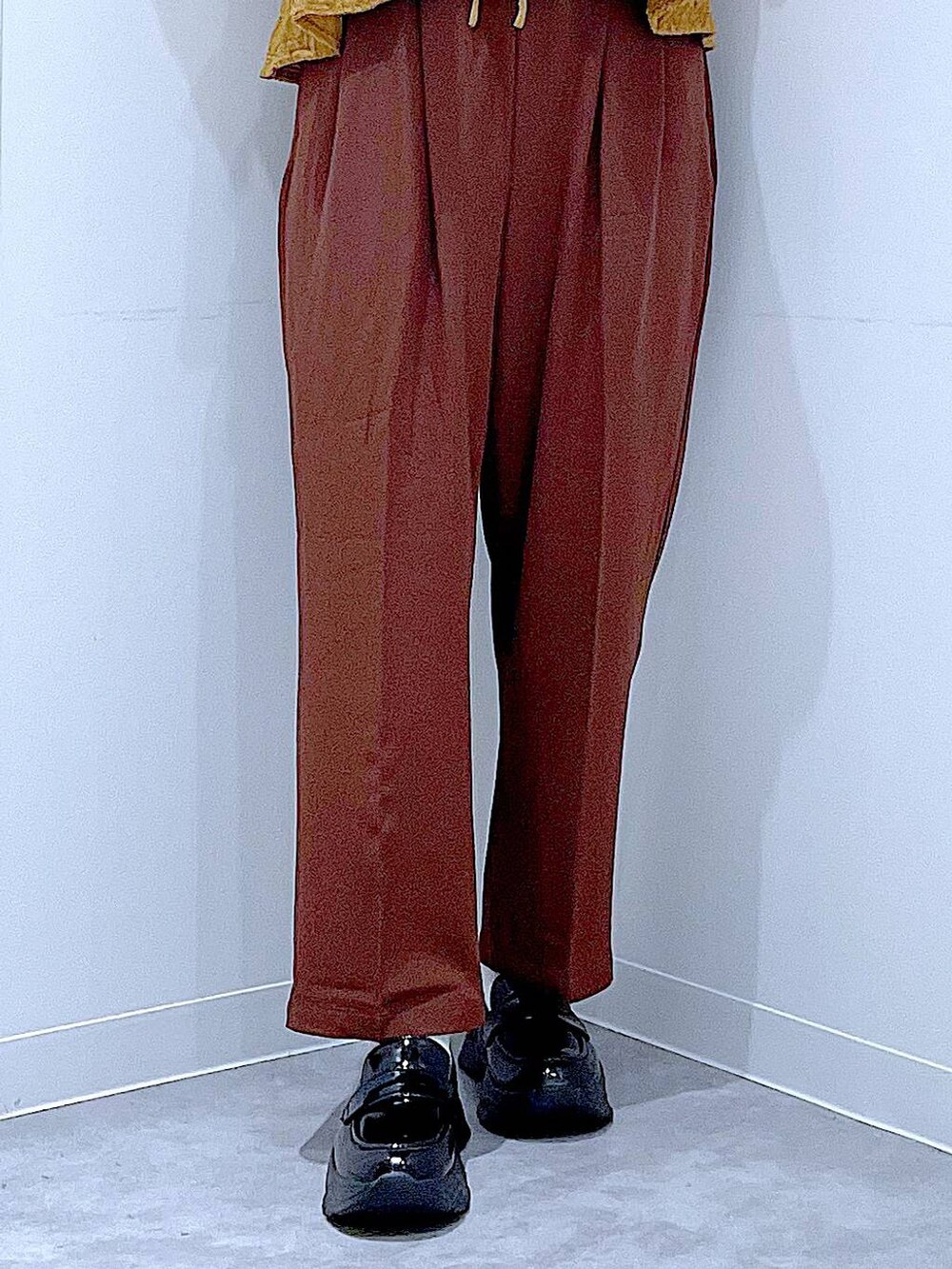 グレー系のTシャツ/カットソー、ブラック系のローファー、ブラック系のショルダーバッグを着用したレディースの秋コーディネートの8枚目の写真