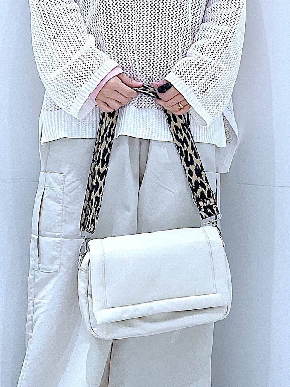 ピンク系のTシャツ/カットソー、ホワイト系のショルダーバッグ、ホワイト系のニット/セーターを着用したレディースの春コーディネートの9枚目の写真