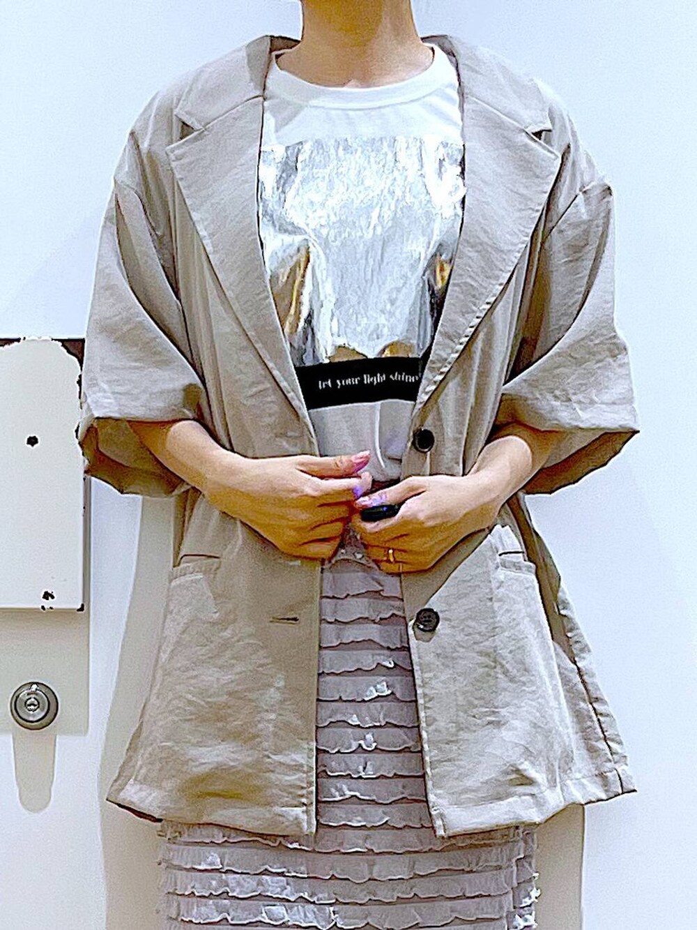 ホワイト系のサンダル、ホワイト系のショルダーバッグ、ホワイト系のTシャツ/カットソーを着用したレディースの夏コーディネートの7枚目の写真