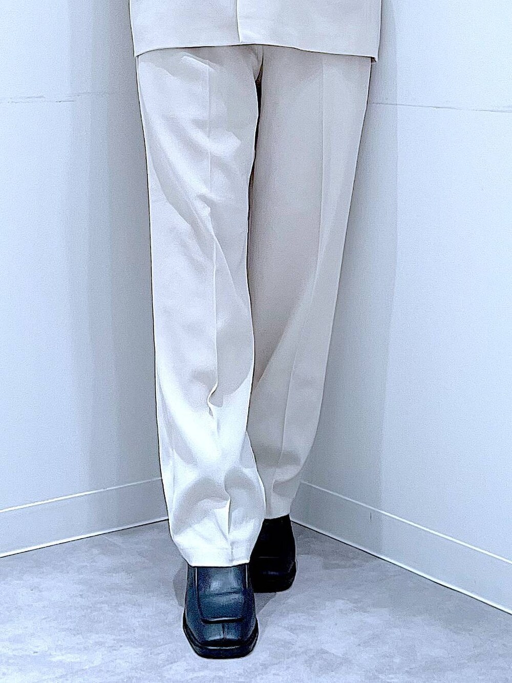 ブラック系のブーツ、ホワイト系のトートバッグ、ベージュ系のノーカラージャケットを着用したレディースの冬コーディネートの8枚目の写真