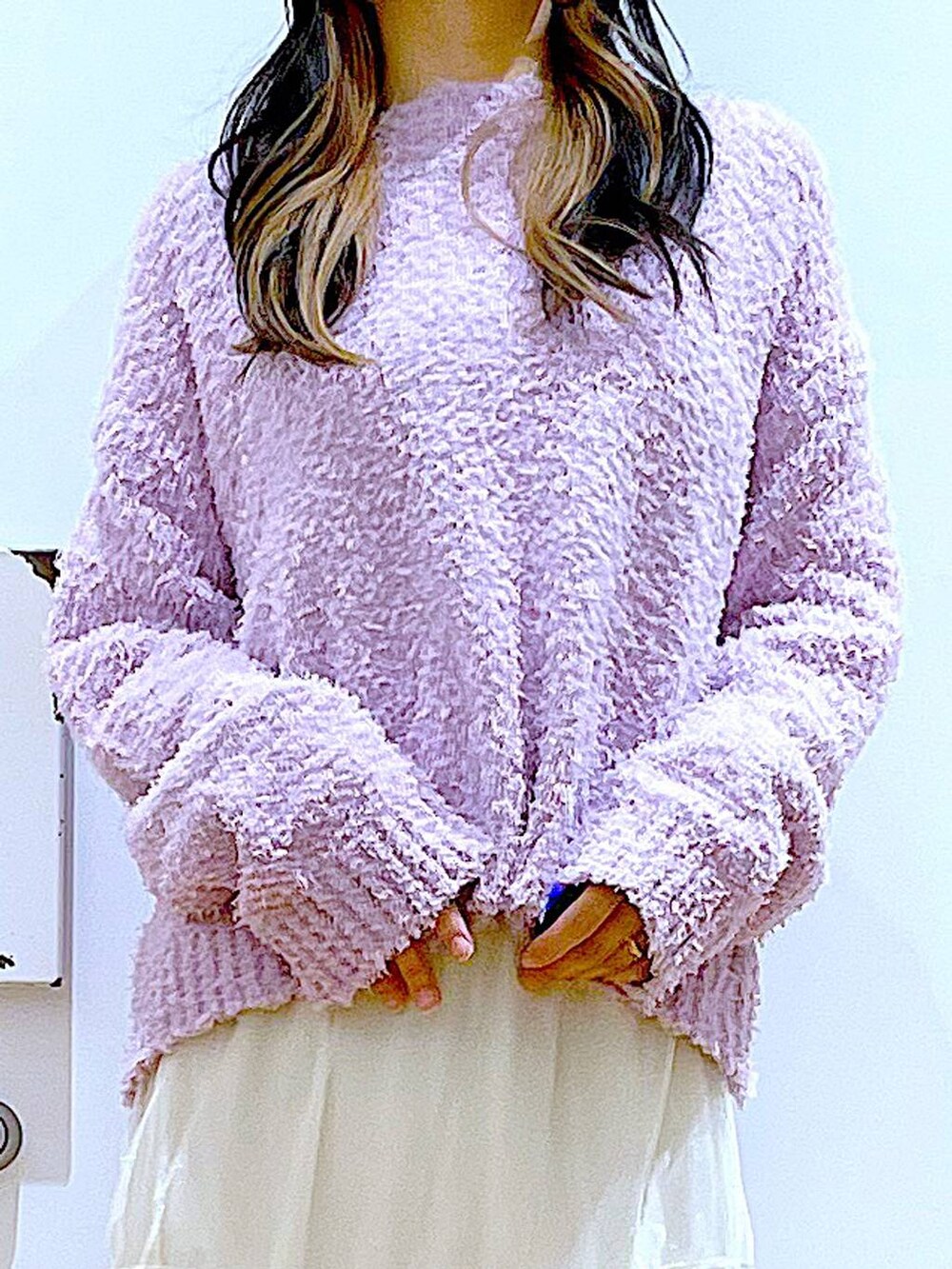 パープル系のニット/セーター、ベージュ系のブーツ、ホワイト系のショルダーバッグを着用したレディースの春コーディネートの7枚目の写真