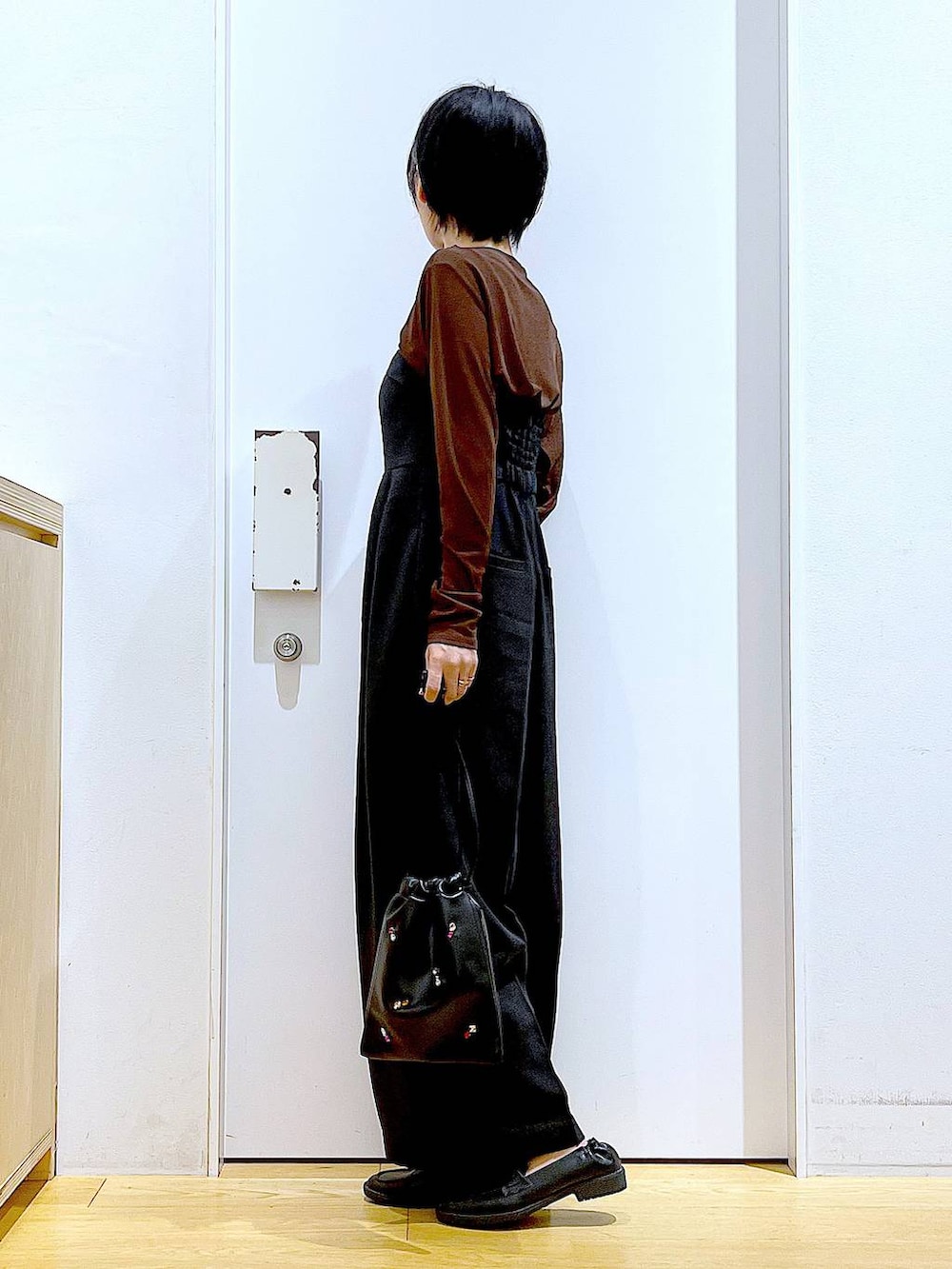 「リラックス、若見え、ゆったり、休日コーデ、骨格ウェーブ、LAKOLE、サロペット、きれいめカジュアル、秋コーデ、シンプルコーデ、ローファー、ショルダーバッグ、おでかけ」｜「LAKOLEのビジュー巾着ショルダーバッグ / 132248（ショルダーバッグ、ブラック系）」を使った、あおき@LAKOLE海老名さん（レディース・156cm）の秋コーディネートの3枚目の写真