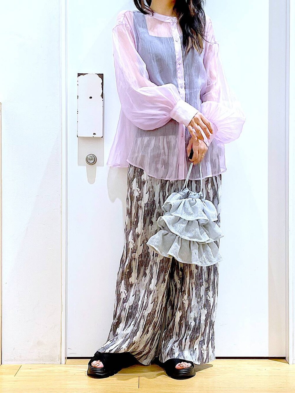 シルバー系のショルダーバッグ、パープル系のシャツ/ブラウス、ブラック系のサンダルを着用したレディースの夏コーディネートの6枚目の写真