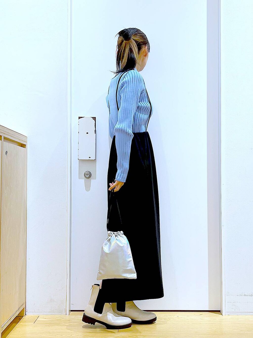 ブルー系のカーディガン/ボレロ、ベージュ系のブーツ、その他のショルダーバッグを着用したレディースの春コーディネートの4枚目の写真