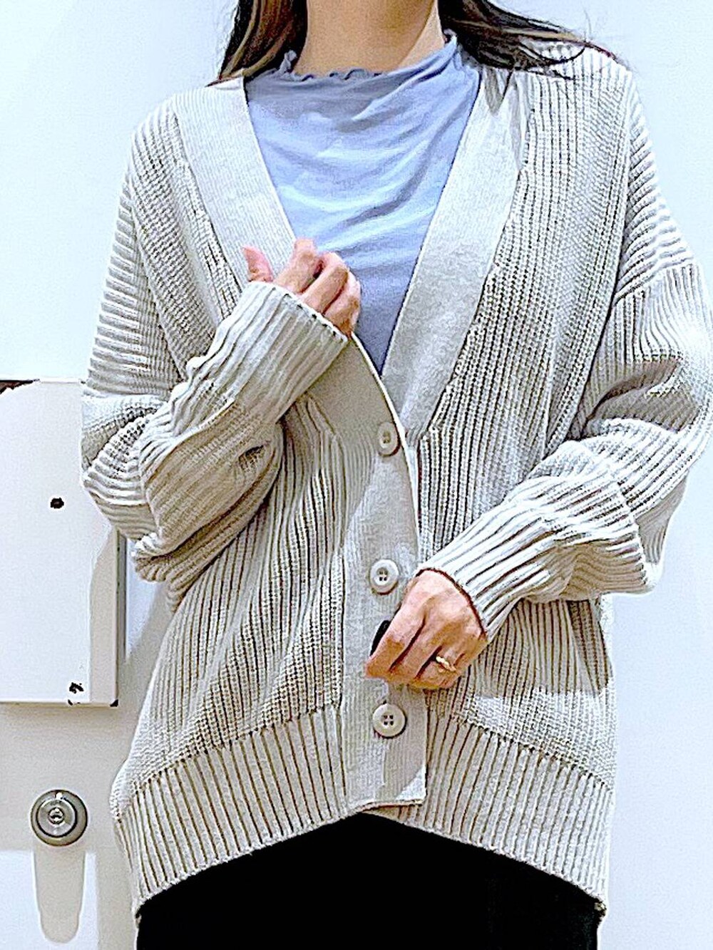 その他のトートバッグ、ブルー系のTシャツ/カットソー、グレー系のカーディガン/ボレロを着用したレディースの冬コーディネートの7枚目の写真