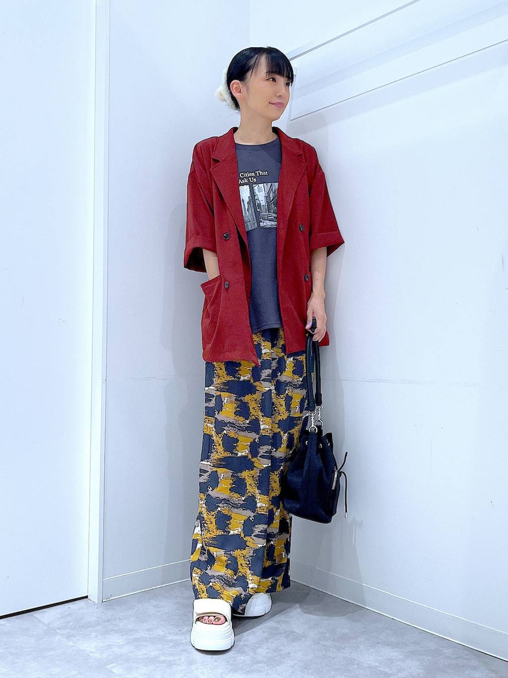 グレー系のTシャツ/カットソー、グレー系のその他パンツ、ブラウン系のテーラードジャケットを着用したレディースの夏コーディネートの2枚目の写真