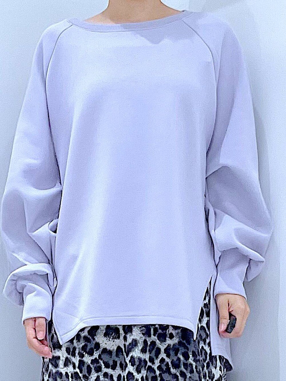 ホワイト系のショルダーバッグ、ブラック系のローファー、グレー系のスカートを着用したレディースの秋コーディネートの7枚目の写真