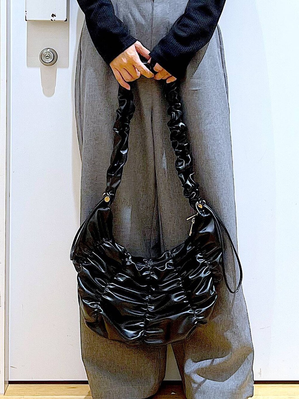 ブラック系のパンプス、ブラック系のTシャツ/カットソー、グレー系のその他パンツを着用したレディースの夏コーディネートの9枚目の写真