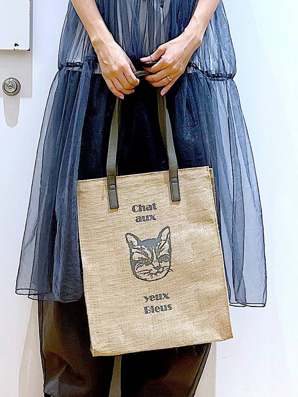 グレー系のその他パンツ、グレー系のトートバッグ、ブラック系のサンダルを着用したレディースの夏コーディネートの9枚目の写真