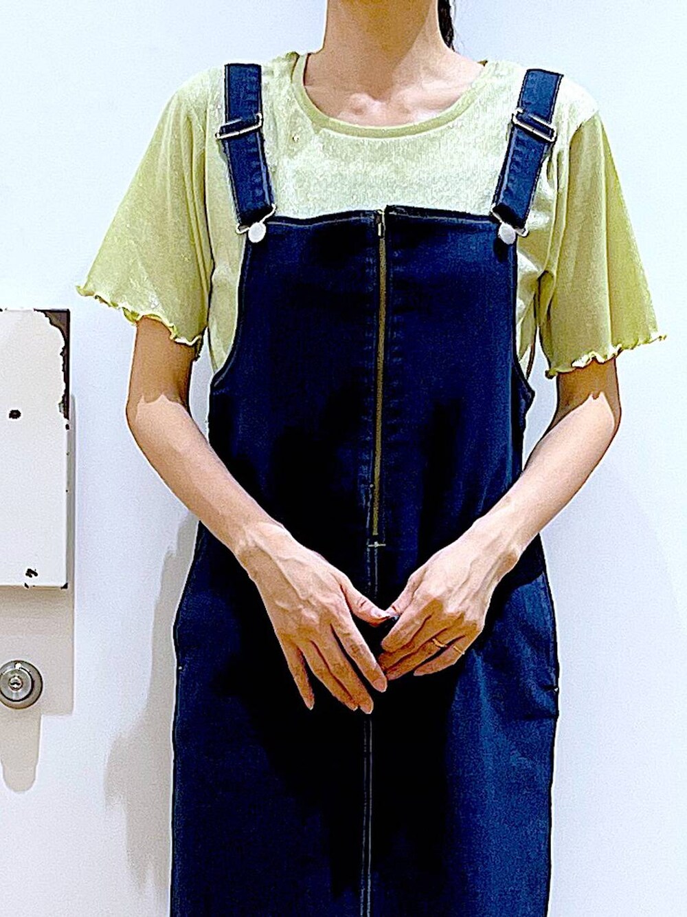 「リラックス、若見え、ゆったり、休日コーデ、骨格ウェーブ、LAKOLE、春コーデ、夏コーデ、スカート、トートバッグ、フラットシューズ、楽ちんコーデ、カジュアル、差し色コーデ、おでかけ」｜「LAKOLEのデニムジャンスカ / 102219（ジャンパースカート、ブルー系）」を使った、あおき@LAKOLE海老名さん（レディース・156cm）の春コーディネートの7枚目の写真