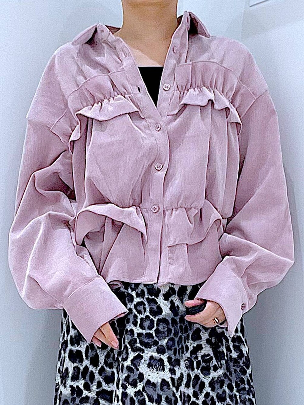 ホワイト系のショルダーバッグ、ブラック系のブーツ、グレー系のスカートを着用したレディースの秋コーディネートの7枚目の写真