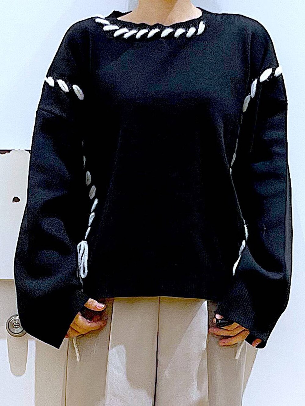 ブラック系のブーツ、グレー系のショルダーバッグ、ブラック系のニット/セーターを着用したレディースの冬コーディネートの7枚目の写真