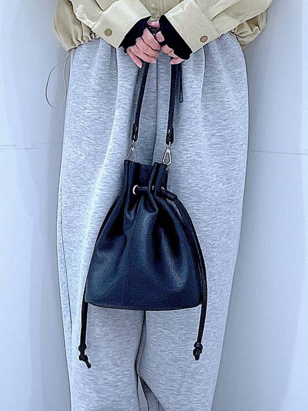 ブラック系のサンダル、ブラック系のショルダーバッグ、ベージュ系のブルゾンを着用したレディースの春コーディネートの9枚目の写真