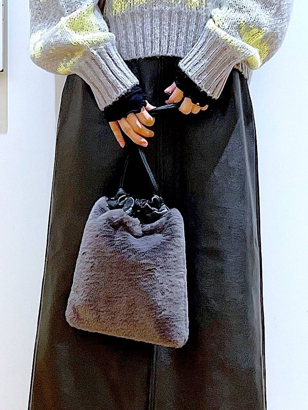 ブラック系のTシャツ/カットソー、グレー系のショルダーバッグ、ブラック系のブーツを着用したレディースの冬コーディネートの9枚目の写真