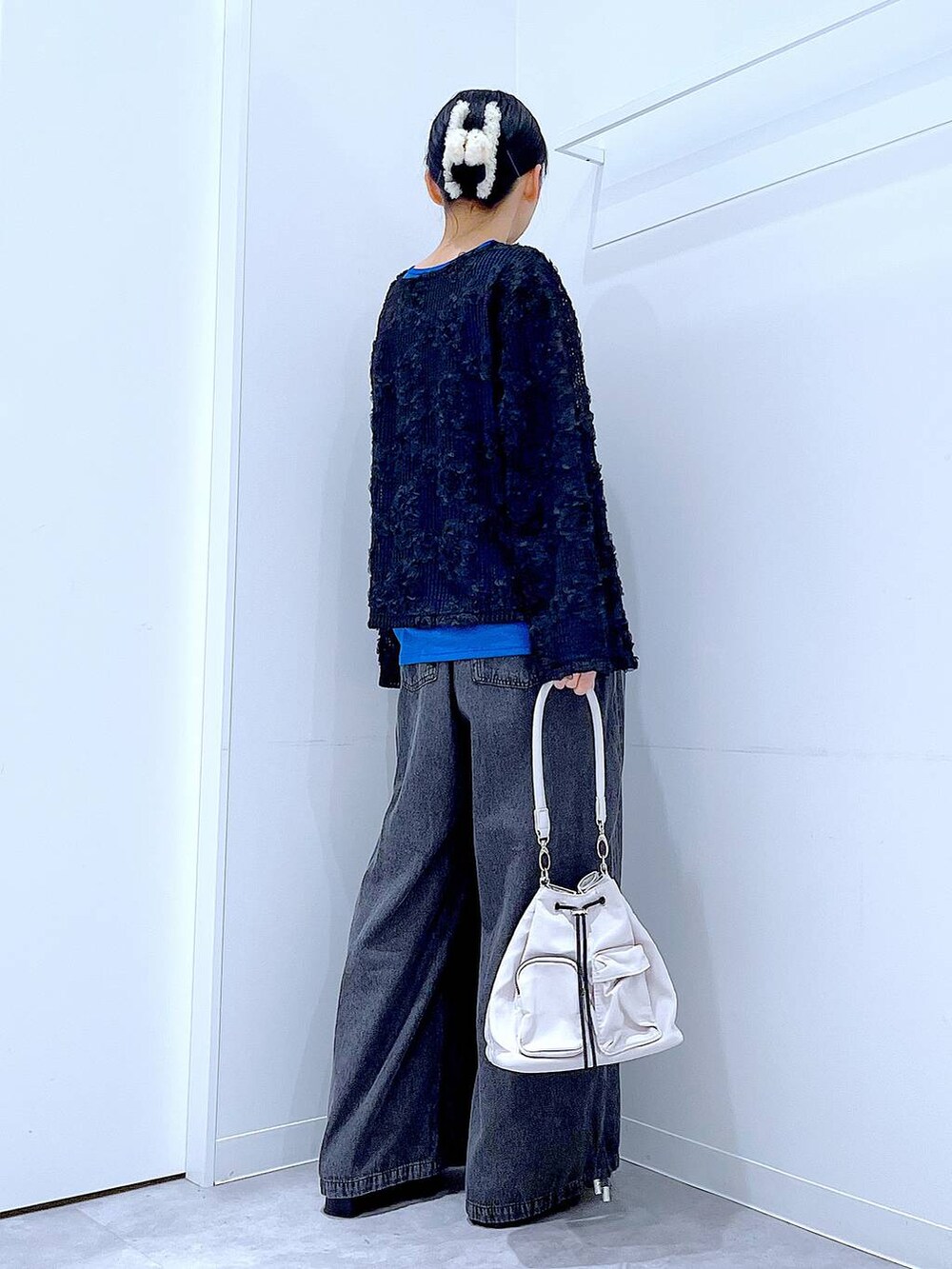 ブラック系のブーツ、ブラック系のシャツ/ブラウス、ブラック系のデニムパンツを着用したレディースの春コーディネートの5枚目の写真
