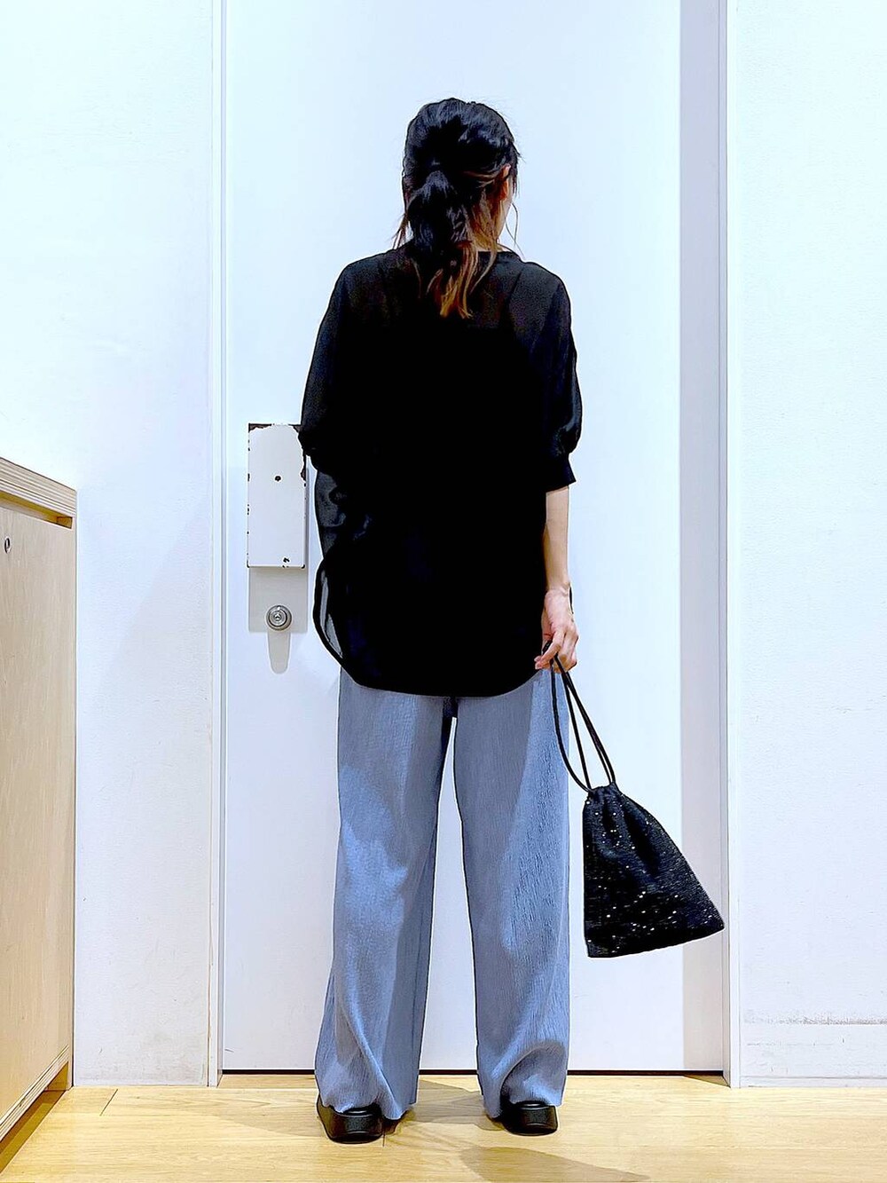 ブラック系のサンダル、ブルー系のその他パンツ、ブラック系のショルダーバッグを着用したレディースの夏コーディネートの5枚目の写真